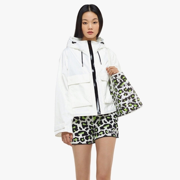 MCM White Leopard Visetos Leather shopper WITH POUCH - Picture 6 of 16